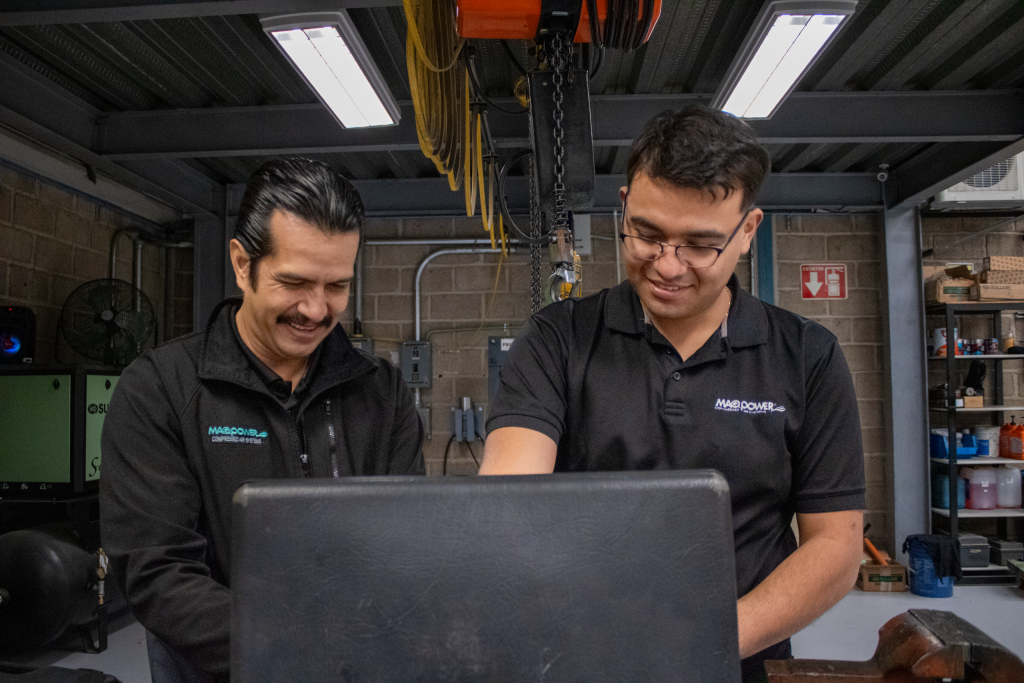 Técnicos de Maqpower.